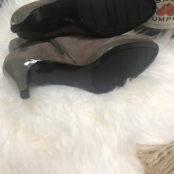 Bandolino suede ankle boots!  Leather/man made upper. BDJAIONE DGY-SU. NWT! - Picture 3 of 6